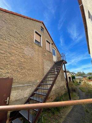 Giebel mit Treppe in das DG
