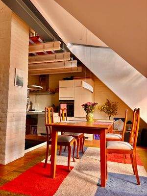 Essplatz und offene Küche direkt nebeneinander