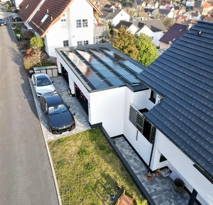 Luftaufnahme Garage mit PV-Anlage