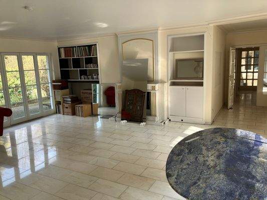 Wohnzimmer mit Kamin