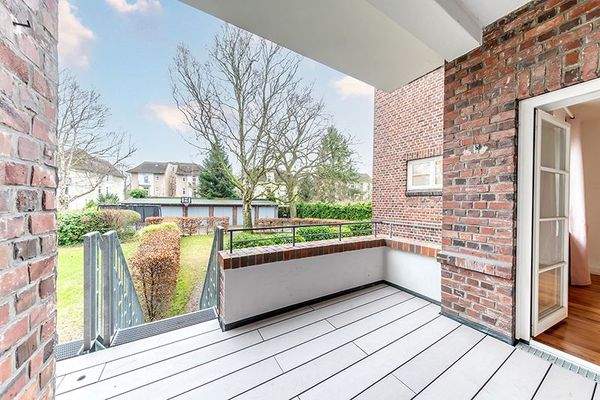 Loggia mit Zugang zum fast 350 m² großen Garten im Sondereigentum