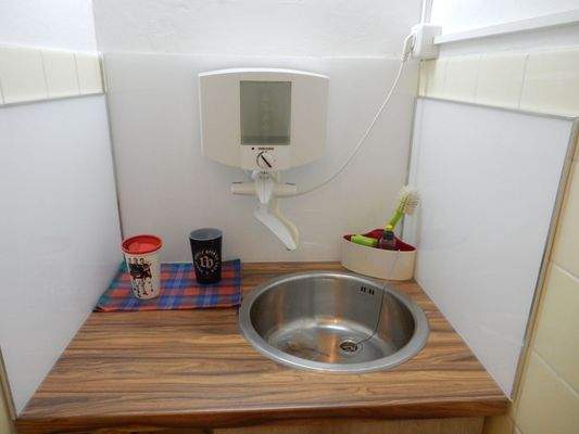 Kl. Raum mit Spüle.JPG