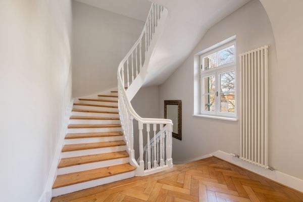 Originales Holz-Treppenhaus