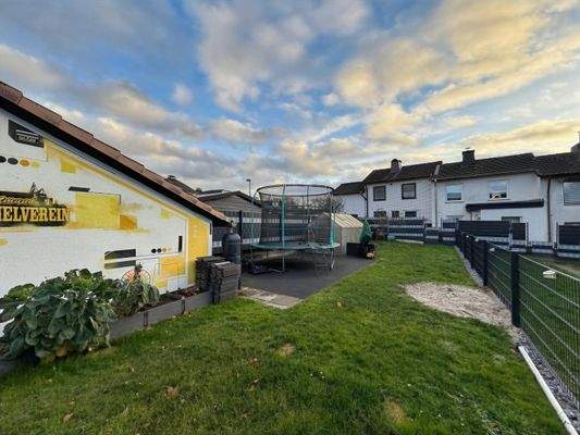 Blick vom Haus in den Garten