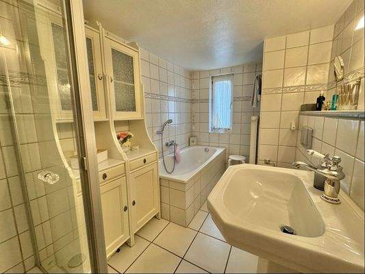 Tageslichtbad mit Wanne...