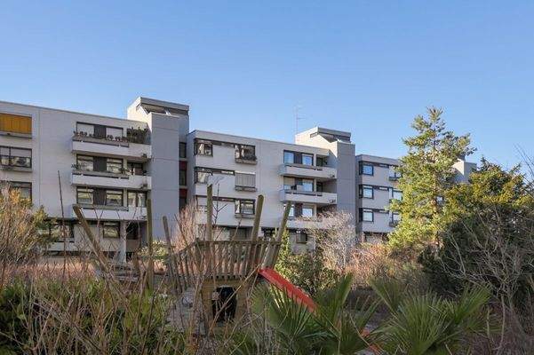 Außenansicht und Spielplatz der Anlage