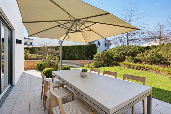 Westlich ausgerichtete Terrasse