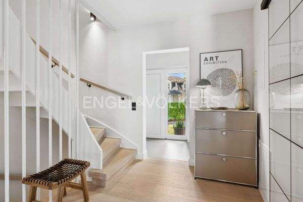 Treppenhaus und Hauseingang