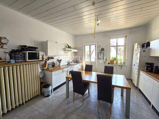 Große Küche mit Zugang zum Balkon der Whg. im 1. OG