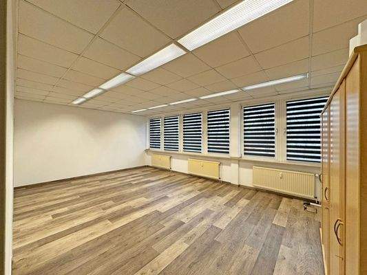 großer Arbeisraum mit Fenstern zum Parkplatz