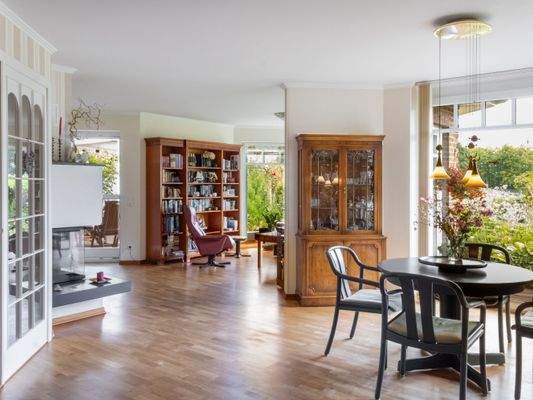 Blick in den Wohn-Essbereich mit Kaminofen