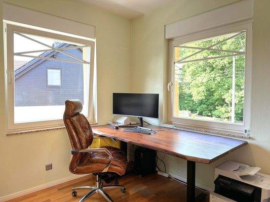 helles Arbeits-, Gäste- oder Kinderzimmer 