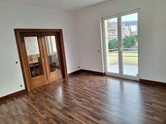 K800_Wohnzimmer mit Schiebetür und Balkonzugang