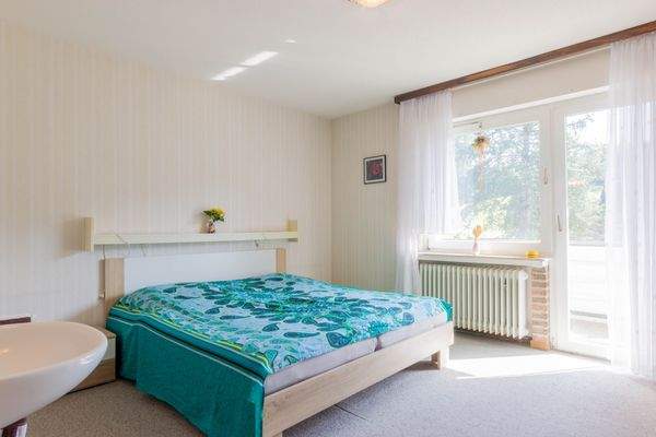 Zimmer (mit Zugang Balkon) Obergeschoss