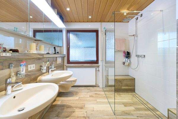 Modernisiertes Badezimmer im Erdgeschoss