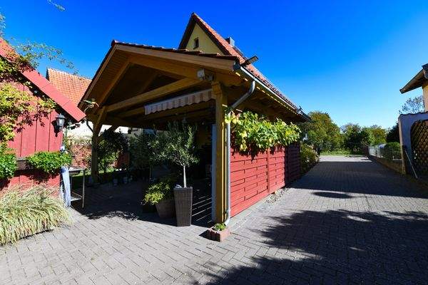 Außenansicht Überdachte Terrasse sowie der Grundstückszufahrt