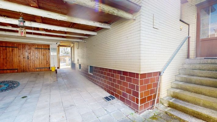 Hof mit Garage und Einfahrt