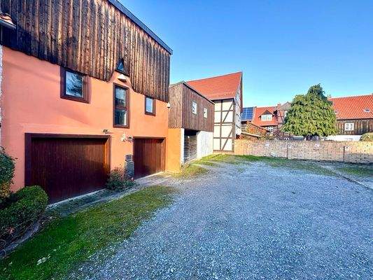 Hausansicht + Parkplätze