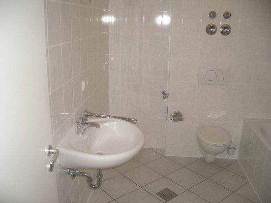 Bad mit Wanne und Dusche