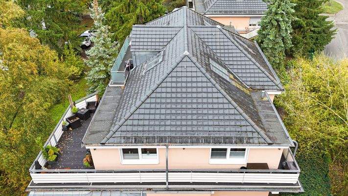 Blick auf die Terrasse und den umlaufenden Balkon