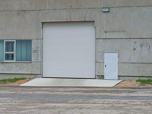 Rolltor und Rampe