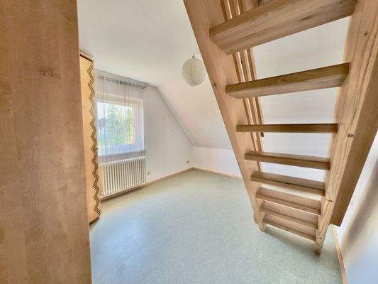 Schlafzimmer mit Treppe in den Spitzboden Haupthaus