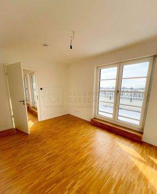 Master Bedroom mit Blick auf den Wohnbereich und d