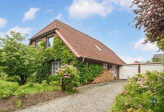 Außenansicht mit Auffahrt