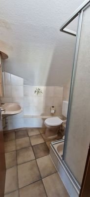 Bad mit Dusche Fenster