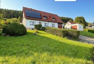 Einfamilienhaus mit 3 Garagen und einem Nebengebäude