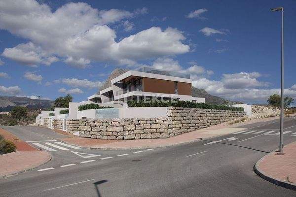 Detached Villas Close to the Golf Course in Finestrat Alicante