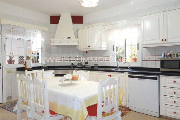 Große helle Küche mit Ausgang zum Barbecue und Carport