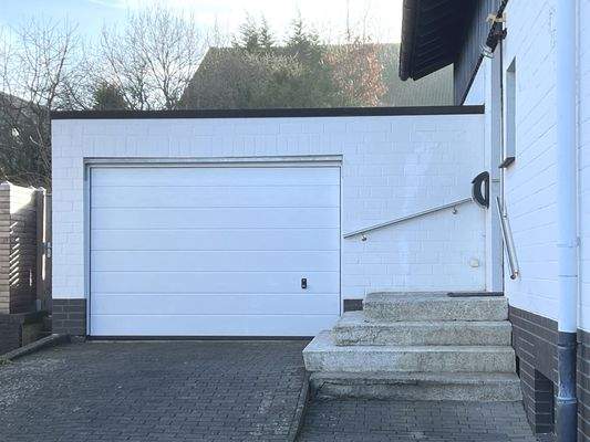 Eingangsbereich und Garage