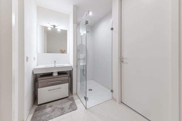 Modernes Bad mit Dusche