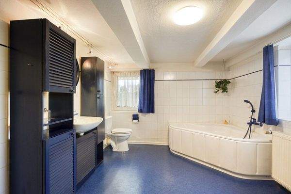 EG große Wohnung - Badezimmer mit Eckbadewanne