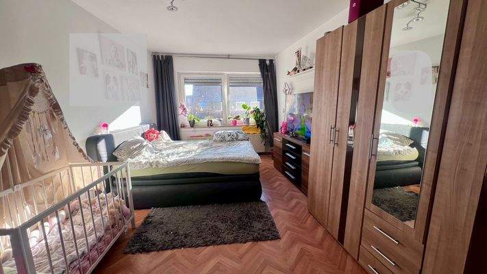 Helles Schlafzimmer mit Bett