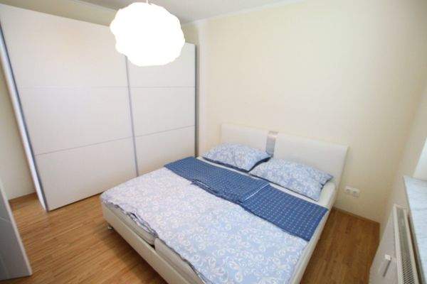 Traumhafte, neuwertige 3 Zi Gartenwohnung mit 400m² Eigengarten in Waidmannsdorf mit Tiefgarage