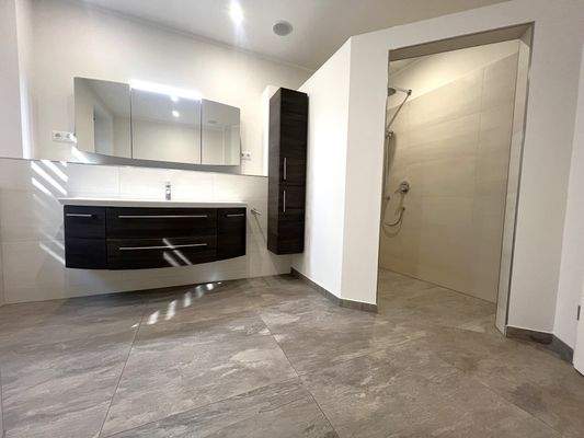 Bad EG mit Wanne &amp; Dusche