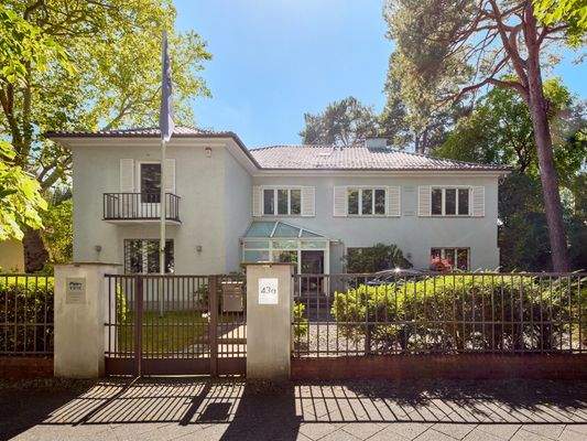 Zurückgesetzte Lage zur Rheinbabenallee