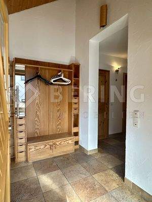 Entrée mit Garderobe