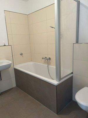 Bad/Wanne mit Dusche