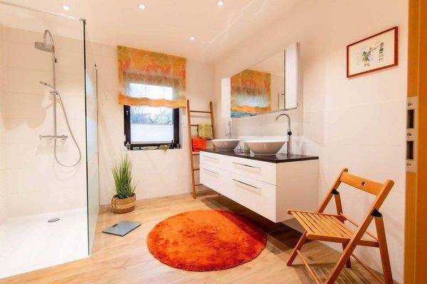 modernes Badezimmer im EG