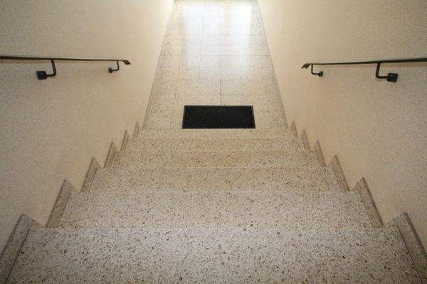 6-stufige Treppe zur Wohnung