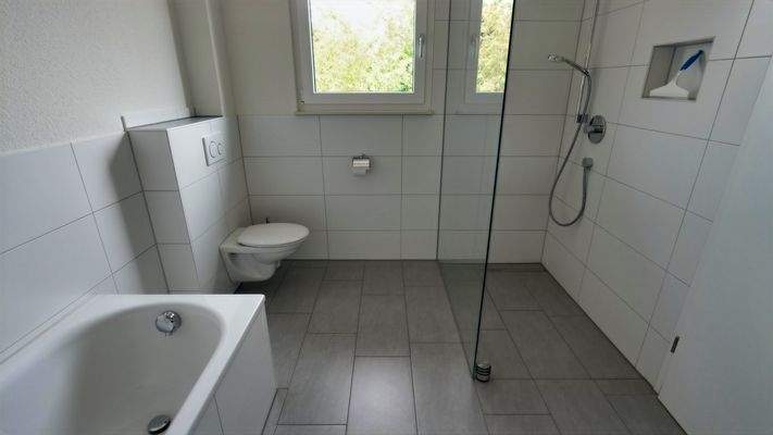 Tageslichtbad mit Wanne und Dusche