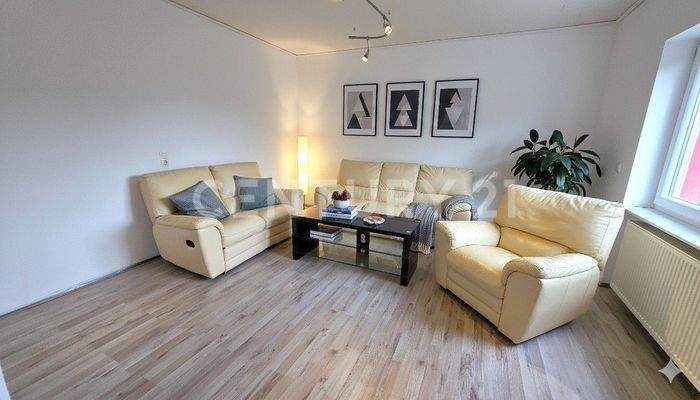 Helles lichtdurchflutetes Wohnzimmer 