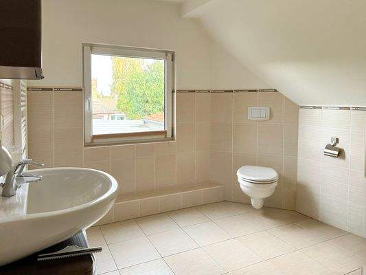 Badezimmer mit Fenster