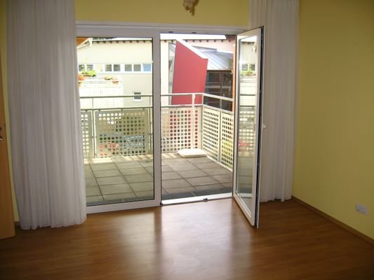 Schlafzimmer m. Zugang z. Balkon