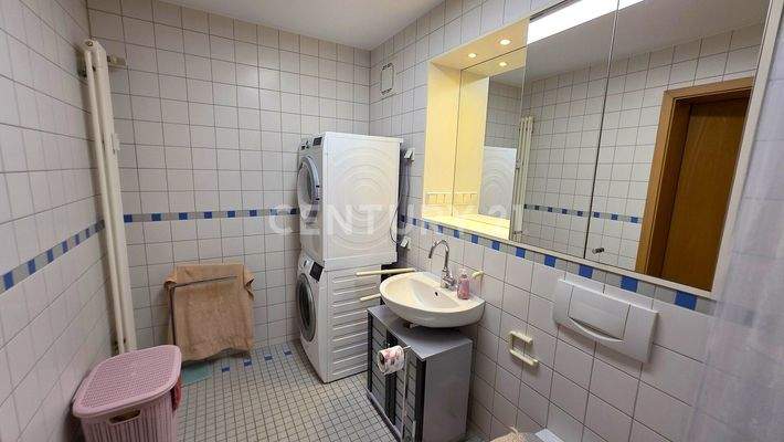 Gegenseite des Badezimmers mit Anschluss für Waschmaschine