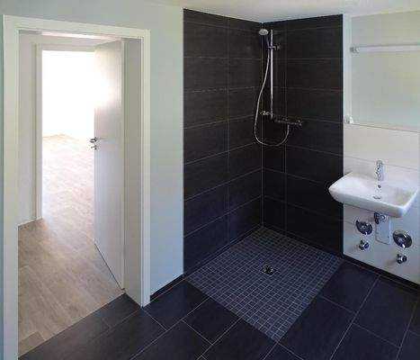 und mit bodengleicher Dusche