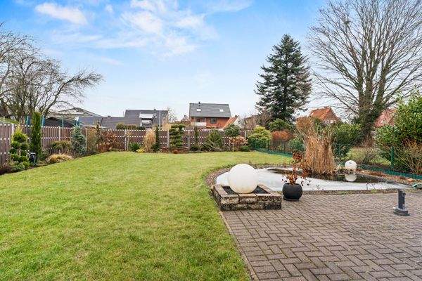 Blick in den Garten mit weiterer Terrasse